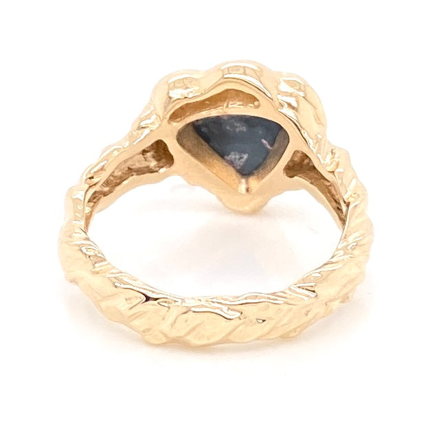 Ring med ægte solid sort opal fra Australien. Ringen er lavet i 14 karat guld og der er indfattet 2 x 0.03 ct. W/si diamanter. Kommer med certifikat.