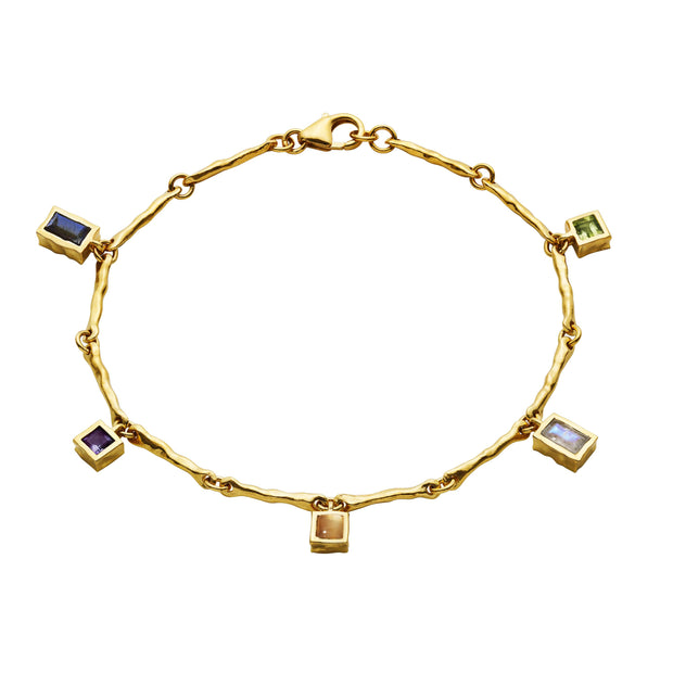 Apsara armbånd fra Maanesten i forgylt sterling sølv med  5 vedhæng  
af farvede sten