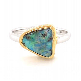 Ring med ægte solid boulder opal fra Australien indfattet i 14 karat guld og båndet er lavet af sterling sølv. Kommer med certifikat.