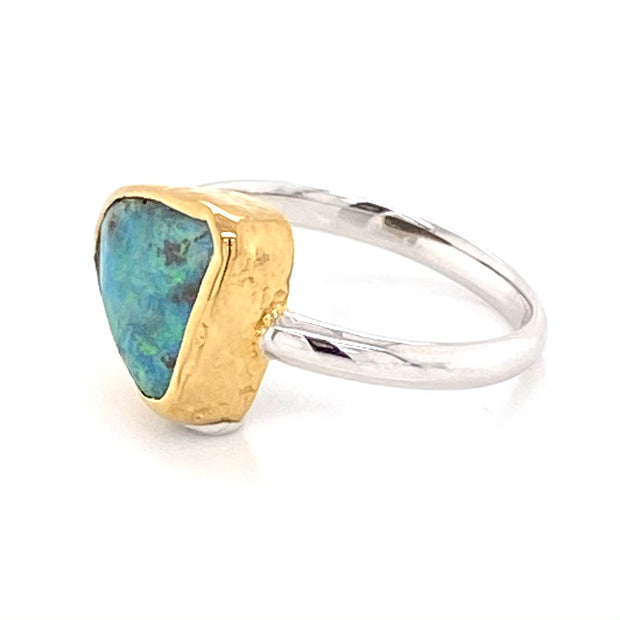 Ring med ægte solid boulder opal fra Australien indfattet i 14 karat guld og båndet er lavet af sterling sølv. Kommer med certifikat.