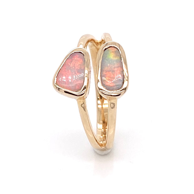 Ring indfattet med 2 solide boulder opaler fra Australien i 14 karat guld.Kommer med oprindelses certifikat.