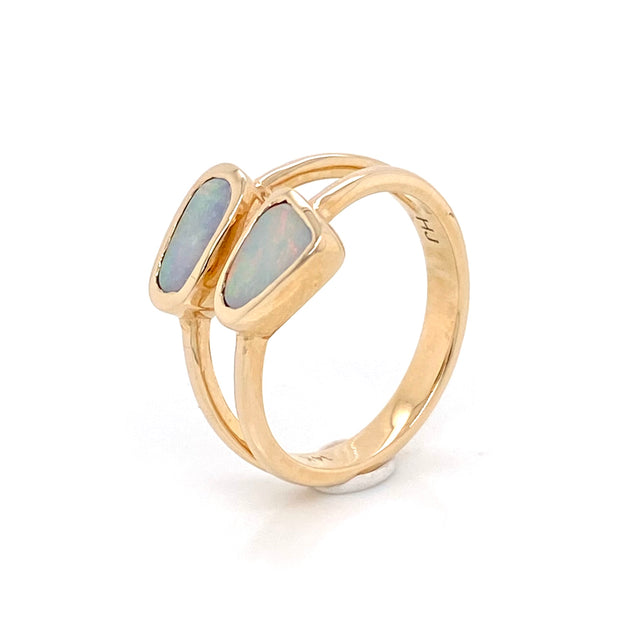 Ring indfattet med 2 solide boulder opaler fra Australien i 14 karat guld.Kommer med oprindelses certifikat.
