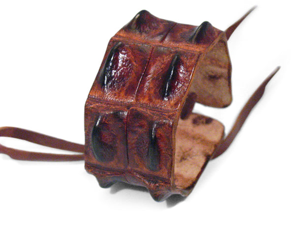 Armbånd lavet af ægte australsk saltvands krokodille. Bredde er ca 30 mm og længde ca 20 mm.
