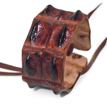 Armbånd lavet af ægte australsk saltvands krokodille. Bredde er ca 30 mm og længde ca 20 mm.
