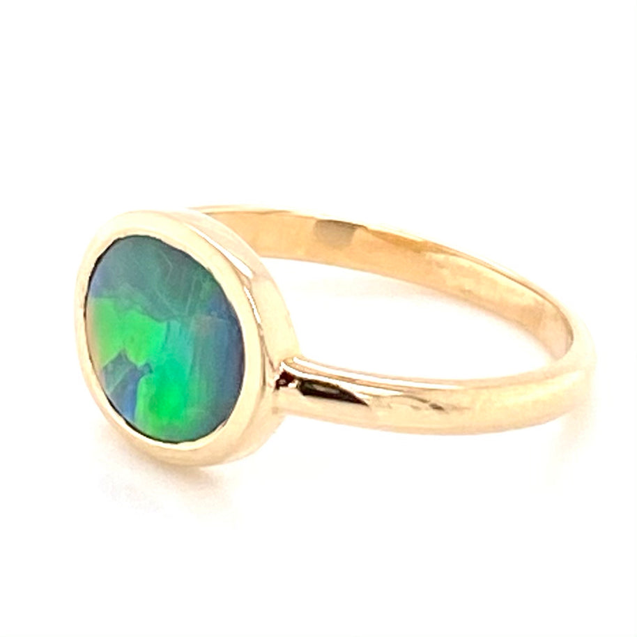 Ring i 14 karat guld med ægte solid  "Fire opal" fra vores opalmine i Lightning Ridge, Australien.