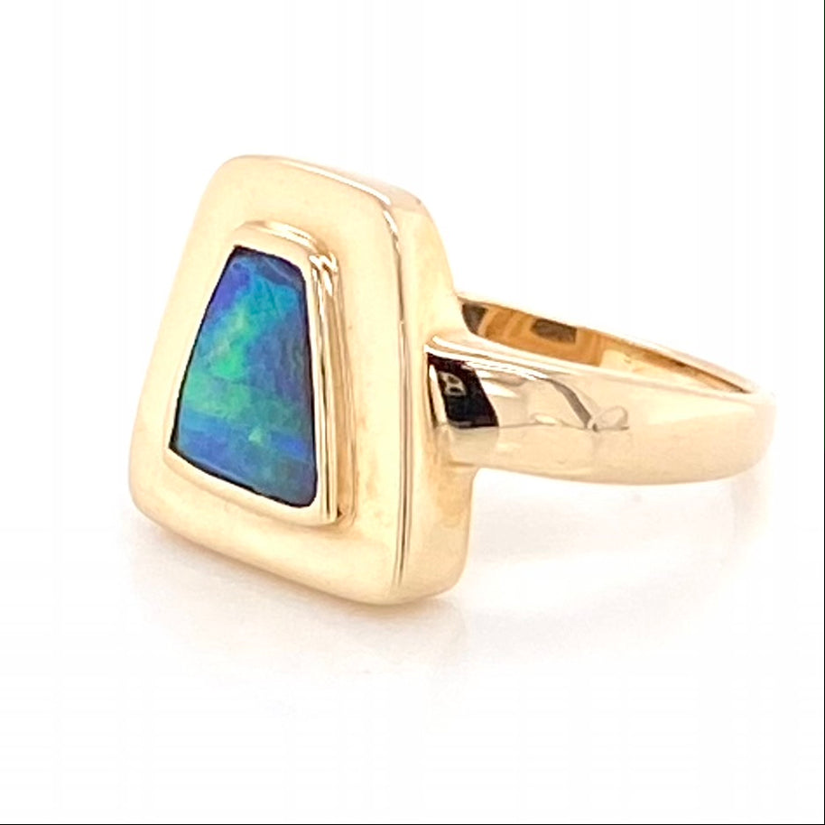 14 karat guld ring med ægte solid boulder opal fra Australien. Jensen Opals