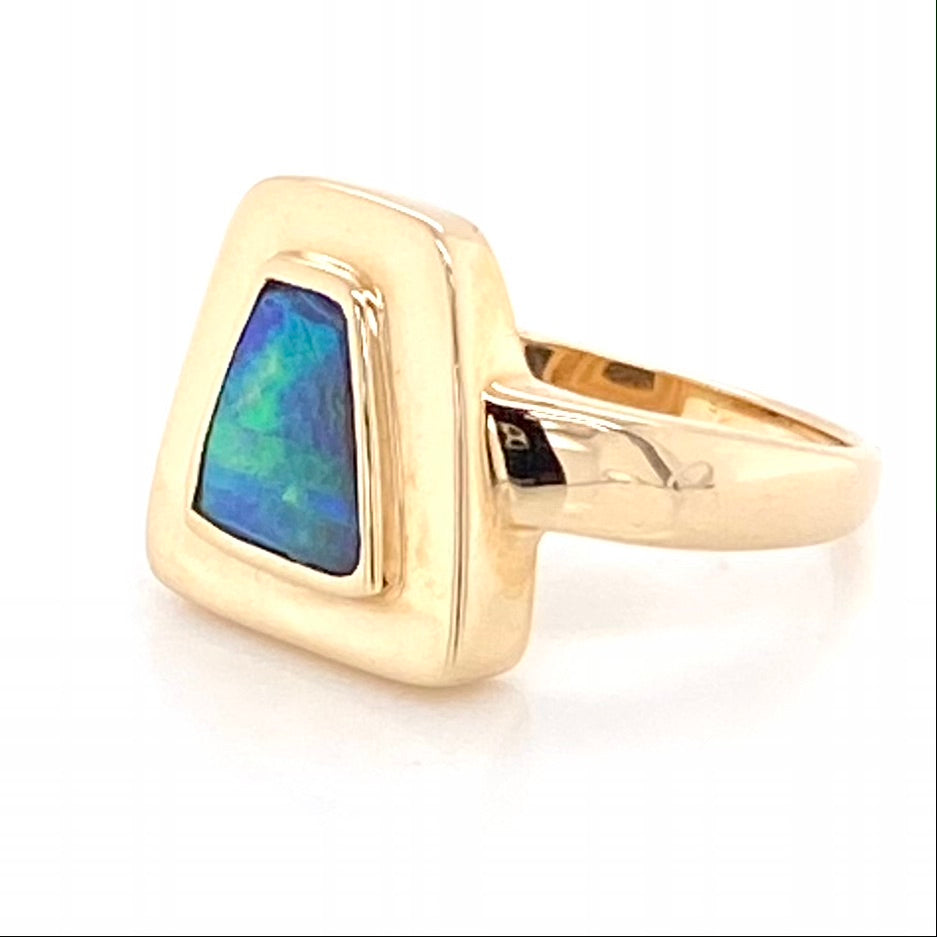 14 karat guld ring med ægte solid boulder opal fra Australien. Jensen Opals