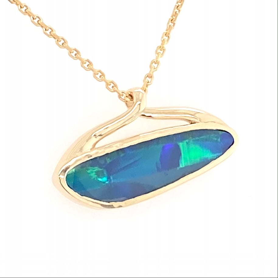 Opal vedhæng med en ægte doublet opal fra Australien. Opalen er sat i 14 karat guld. 