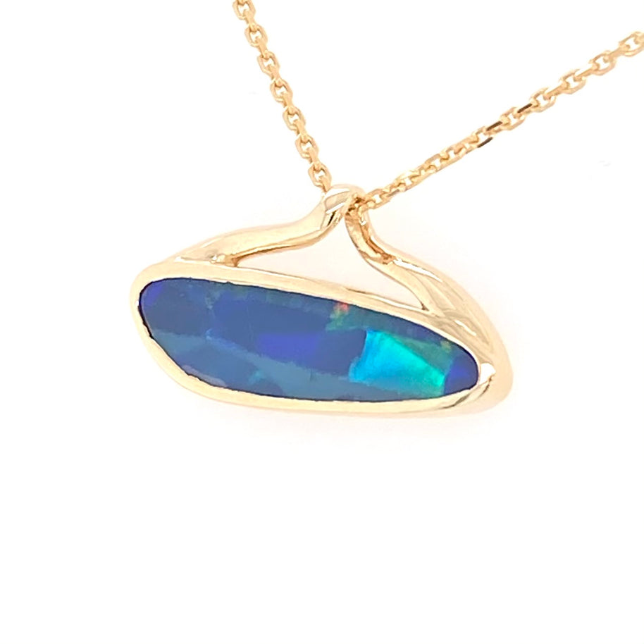 Opal vedhæng med en ægte doublet opal fra Australien. Opalen er sat i 14 karat guld. 