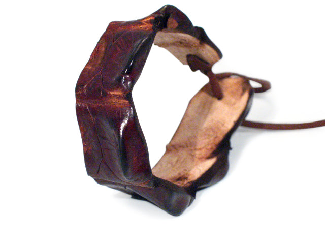 Armbånd lavet af ægte australsk saltvands krokodille. Bredde er ca 15 mm og længde er ca 20-22 mm.
