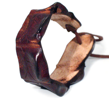 Armbånd lavet af ægte australsk saltvands krokodille. Bredde er ca 15 mm og længde er ca 20-22 mm.
