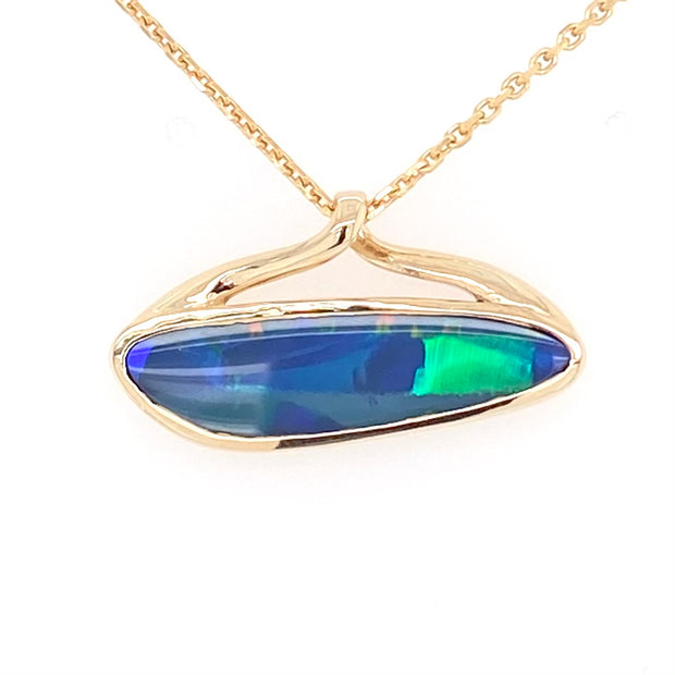 Opal vedhæng med en ægte doublet opal fra Australien. Opalen er sat i 14 karat guld. 