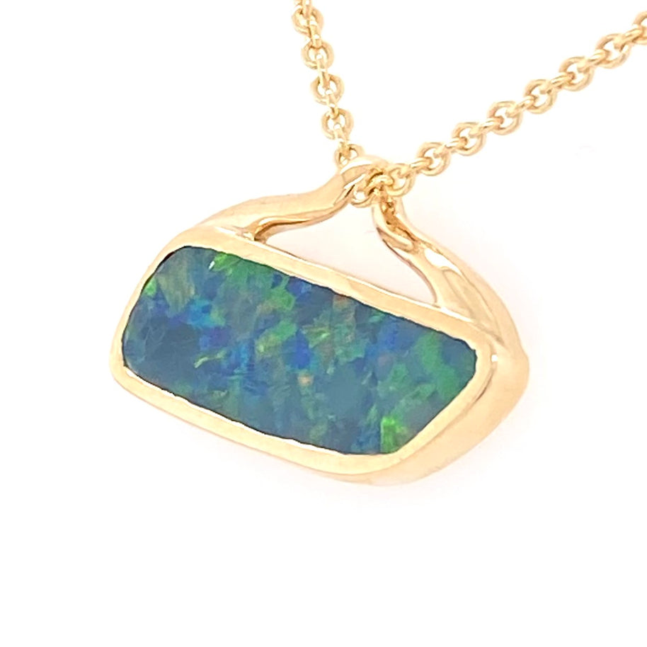 Opal vedhæng med en ægte doublet opal fra Australien. Opalen er sat i 9 karat guld.