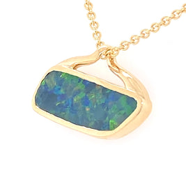 Opal vedhæng med en ægte doublet opal fra Australien. Opalen er sat i 9 karat guld.