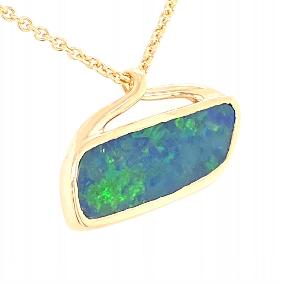 Opal vedhæng med en ægte doublet opal fra Australien. Opalen er sat i 9 karat guld.