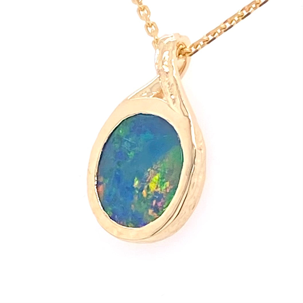 Vedhæng med en ægte doublet opal fra Australien sat i 14 karat guld. 