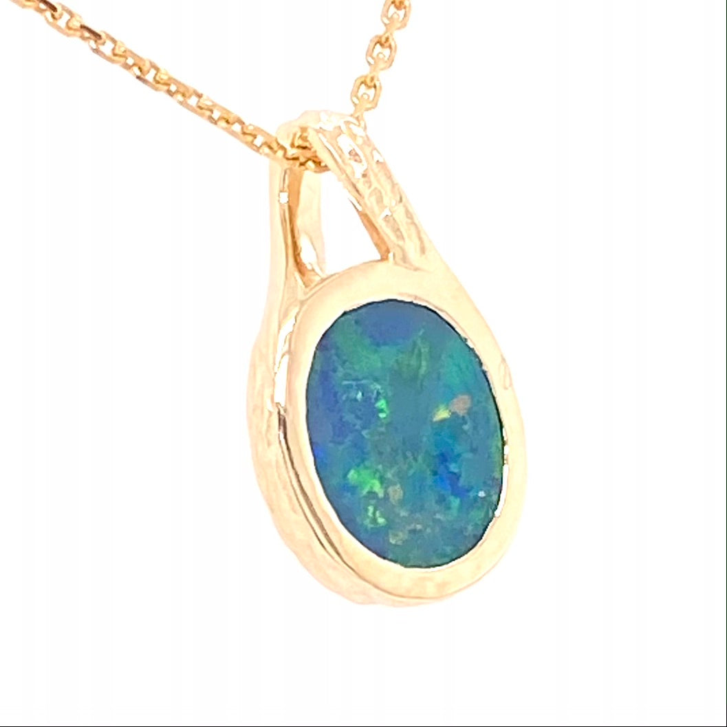 Vedhæng med en ægte doublet opal fra Australien sat i 14 karat guld. 