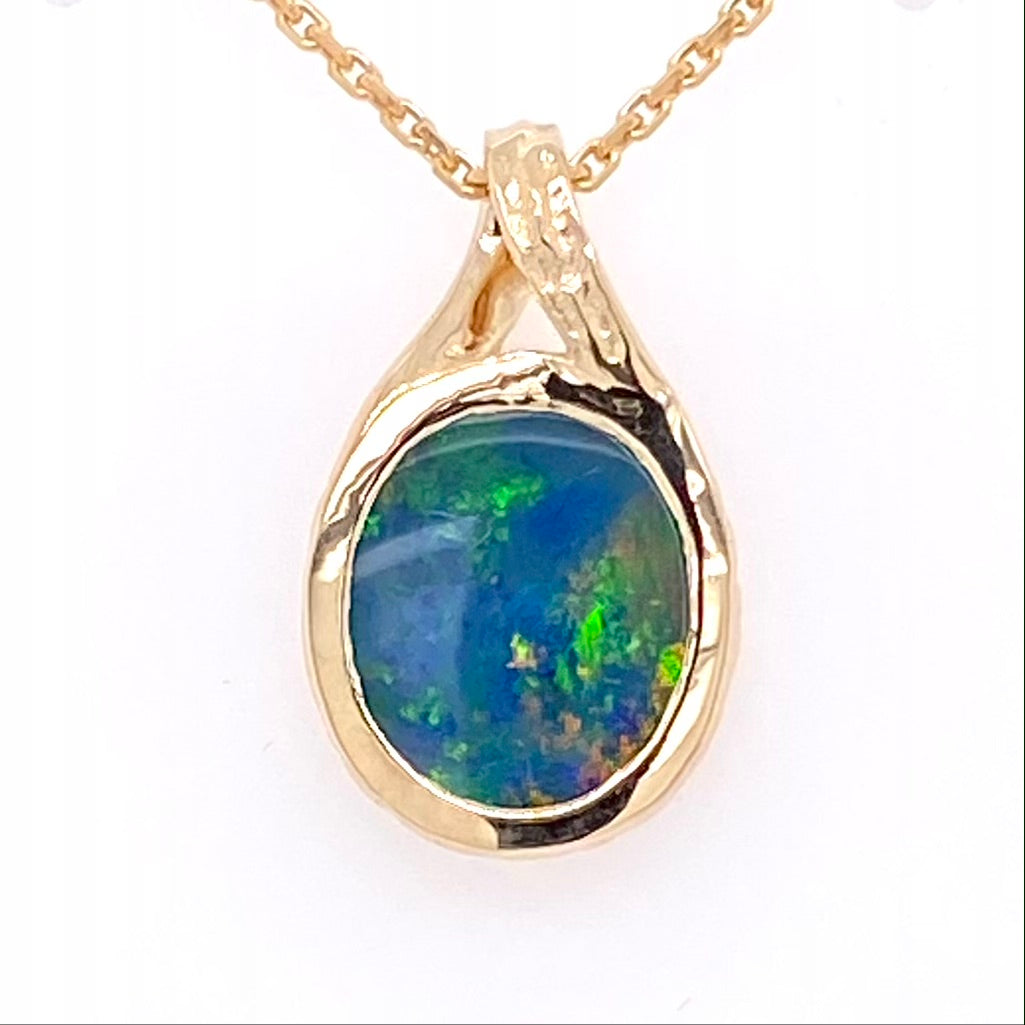 Vedhæng med en ægte doublet opal fra Australien sat i 14 karat guld. 