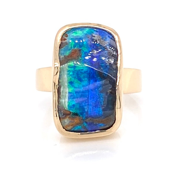 Ring med ægte solid boulder opal fra Australien indfattet i 14 karat guld. Ringen kommer med oprindelses certifikat.