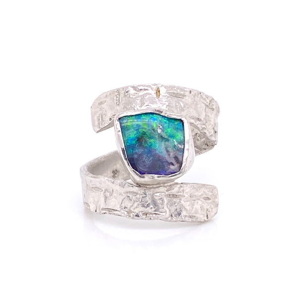 Ægte solid boulder opal i sterling sølv. Ringen er rhodineret, så den ikke oxiderer. Kommer med oprindelses certifikat