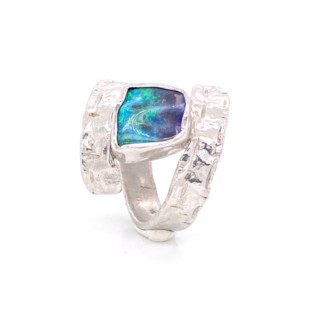 Ægte solid boulder opal i sterling sølv. Ringen er rhodineret, så den ikke oxiderer. Kommer med oprindelses certifikat