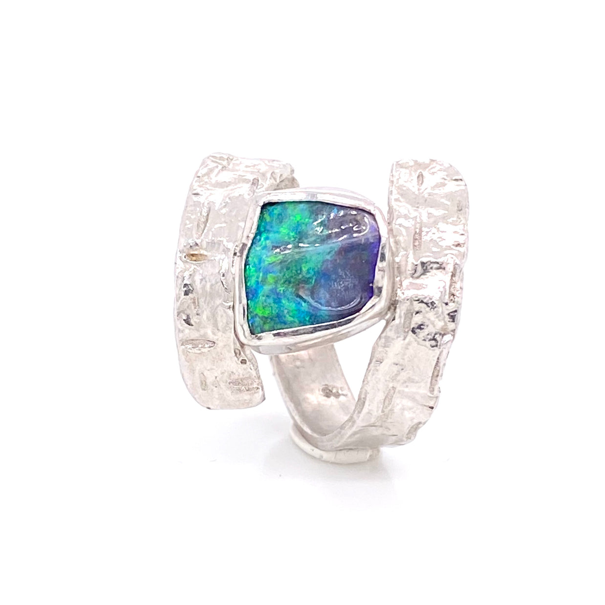 Ægte solid boulder opal i sterling sølv. Ringen er rhodineret, så den ikke oxiderer. Kommer med oprindelses certifikat