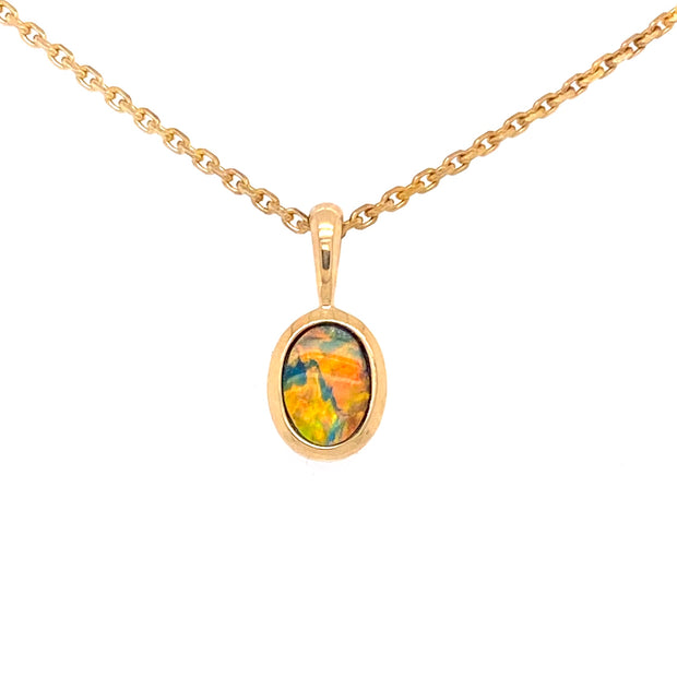 Vedhæng med en ægte doublet opal indfattet i 14 karat guld.