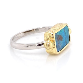 Ring med ægte solid boulder opal fra Australien indfattet i 14 karat guld og båndet er lavet af sterling sølv. Kommer med certifikat.