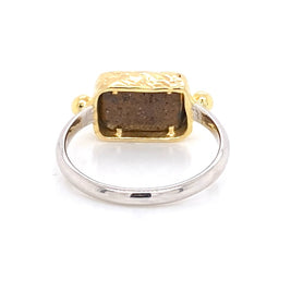 Ring med ægte solid boulder opal fra Australien indfattet i 14 karat guld og båndet er lavet af sterling sølv. Kommer med certifikat.