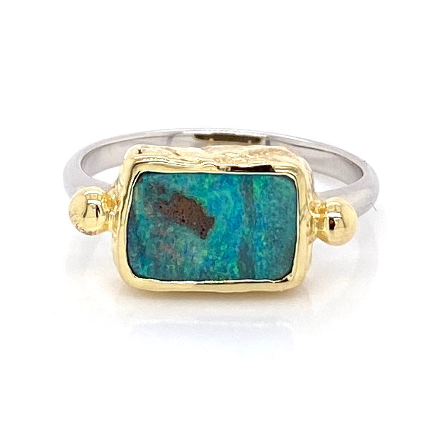 Ring med ægte solid boulder opal fra Australien indfattet i 14 karat guld og båndet er lavet af sterling sølv. Kommer med certifikat.