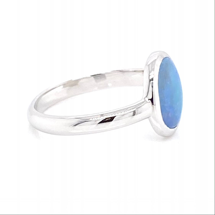 Ring i sterling sølv med ægte solid opal fra Coober Pedy, Australien.