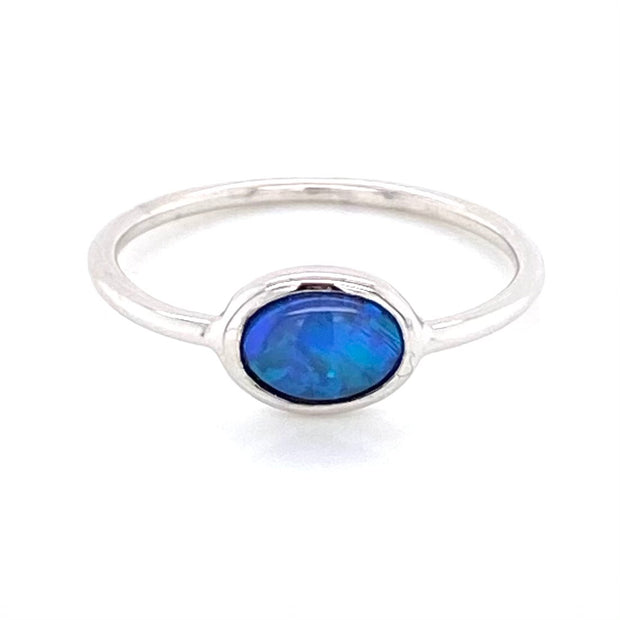 Ring i rhodineret sterling sølv med en ægte solid opal fra Coober Pedy, Australien.