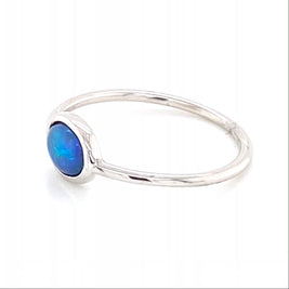 Ring i rhodineret sterling sølv med en ægte solid opal fra Coober Pedy, Australien.