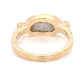 Ring med solid opal fra Australien i 14 karat guld. Kommer med certifikat.