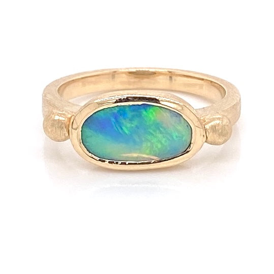 Ring med solid opal fra Australien i 14 karat guld. Kommer med certifikat.