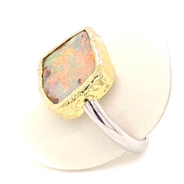 Ring med ægte solid boulder opal fra Australien indfattet i 14 karat guld og båndet er lavet af sterling sølv. Kommer med certifikat.