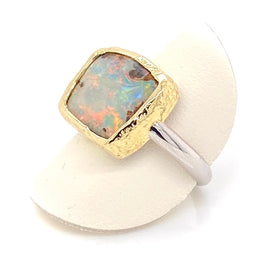 Ring med ægte solid boulder opal fra Australien indfattet i 14 karat guld og båndet er lavet af sterling sølv. Kommer med certifikat.