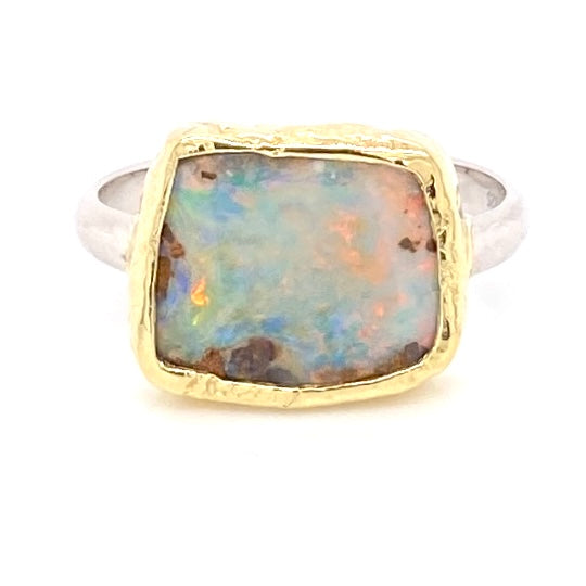Ring med ægte solid boulder opal fra Australien indfattet i 14 karat guld og båndet er lavet af sterling sølv. Kommer med certifikat.