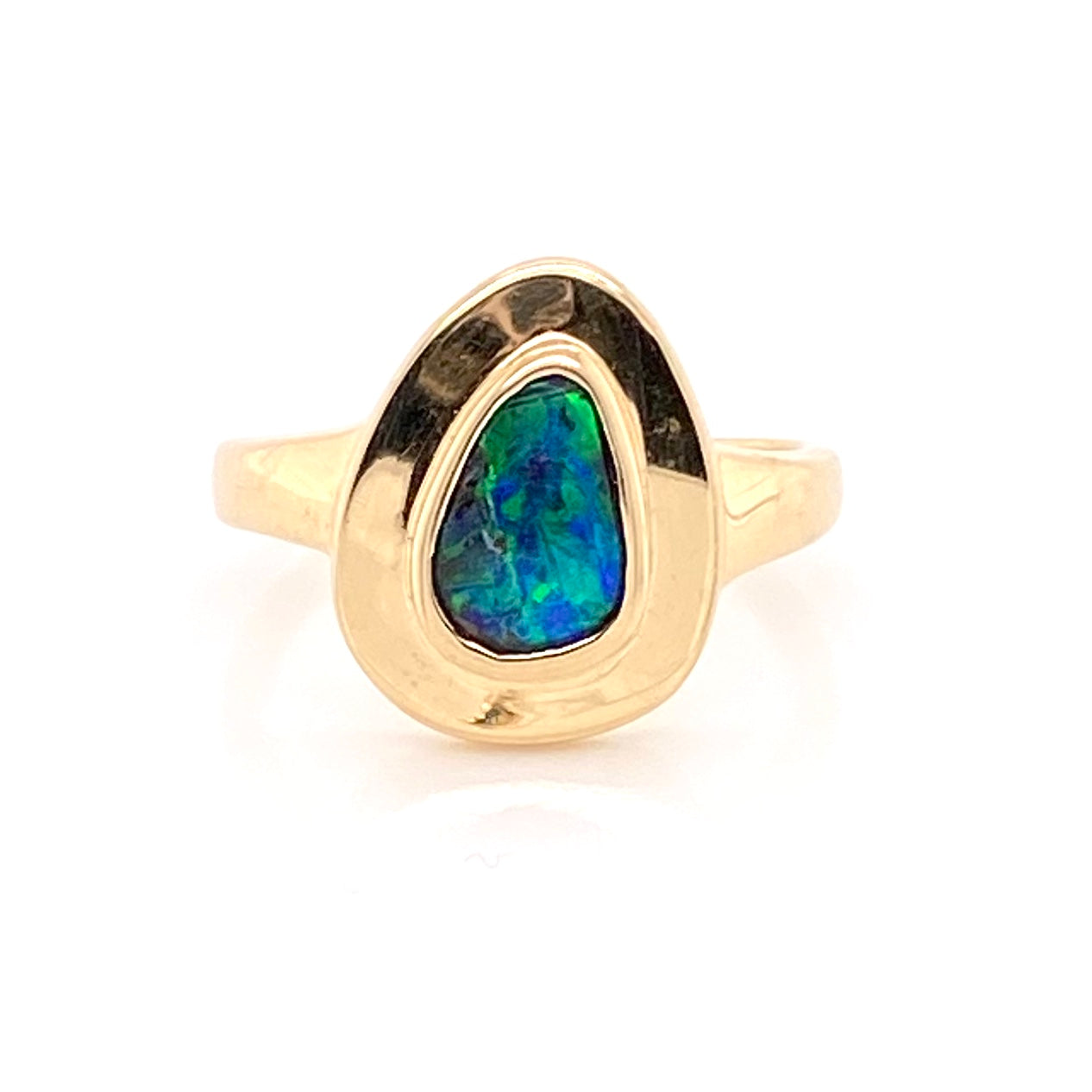 Opal ring i 14 karat guld med ægte solid boulder opal fra Australien. Kommer med oprindelses certifikat.