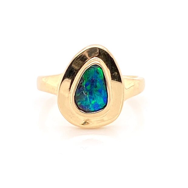 Opal ring i 14 karat guld med ægte solid boulder opal fra Australien. Kommer med oprindelses certifikat.