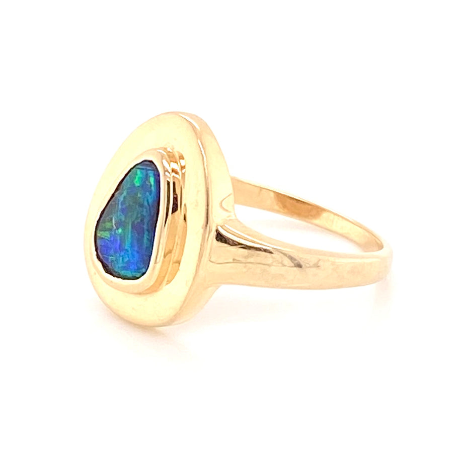 Opal ring i 14 karat guld med ægte solid boulder opal fra Australien. Kommer med oprindelses certifikat.