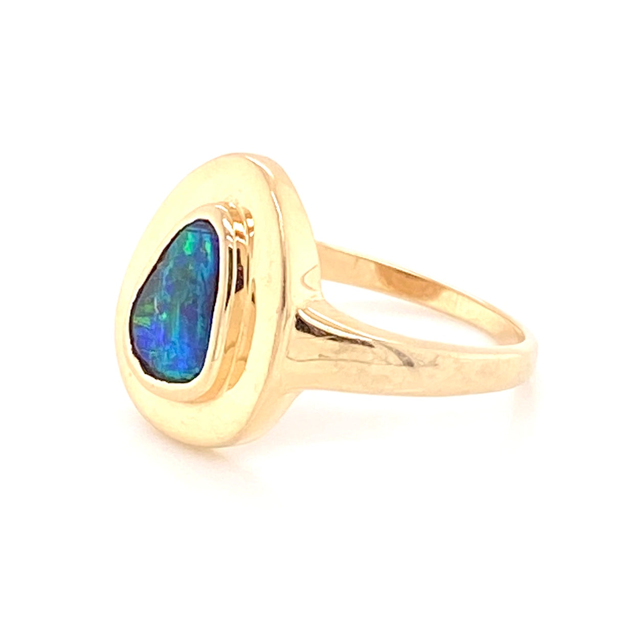 Opal ring i 14 karat guld med ægte solid boulder opal fra Australien. Kommer med oprindelses certifikat.
