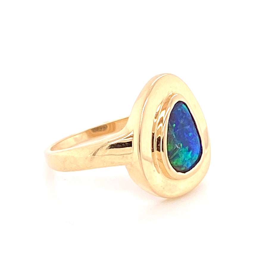 Opal ring i 14 karat guld med ægte solid boulder opal fra Australien. Kommer med oprindelses certifikat.