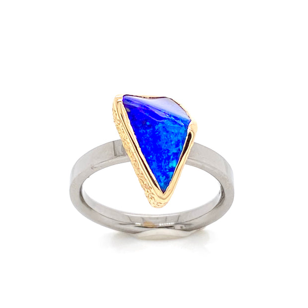 Ring med ægte solid boulder opal fra Australien indfattet i 14 karat guld og båndet er lavet af sterling sølv. Kommer med certifikat.