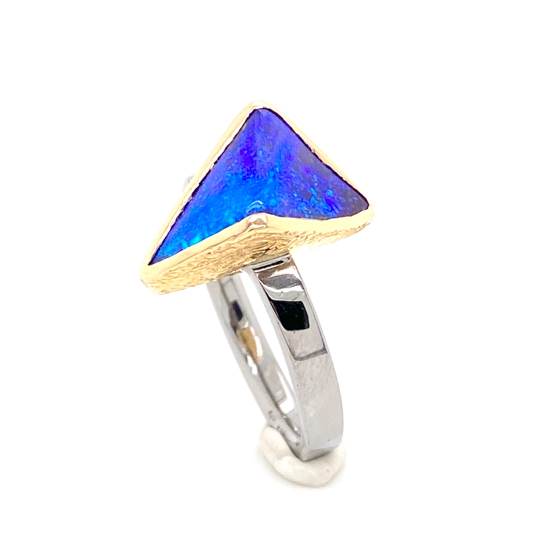 Ring med ægte solid boulder opal fra Australien indfattet i 14 karat guld og båndet er lavet af sterling sølv. Kommer med certifikat.