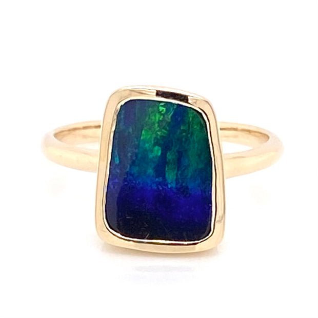 Ægte solid boulder opal fra Australien indfattet i 14 karat guld. Ringen kommer med oprindelses certifikat