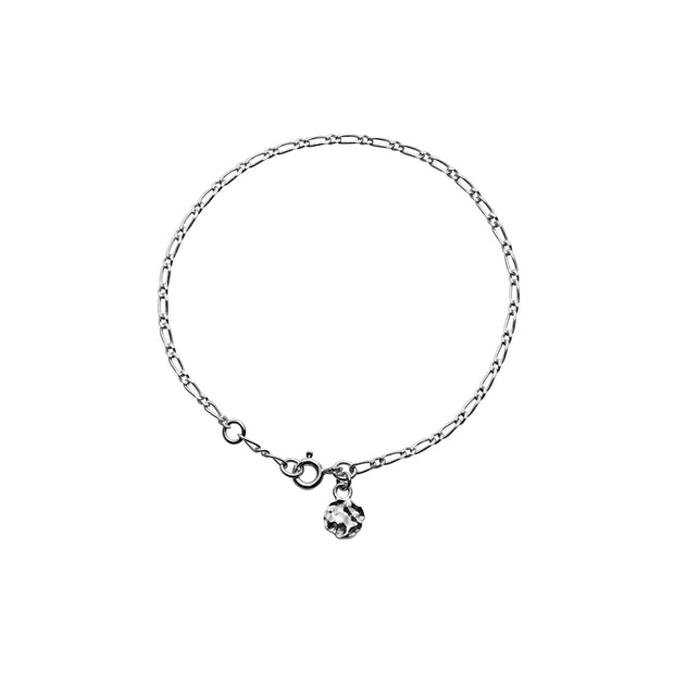 Neda armbånd fra Maanesten. Sølv med lille vedhæng