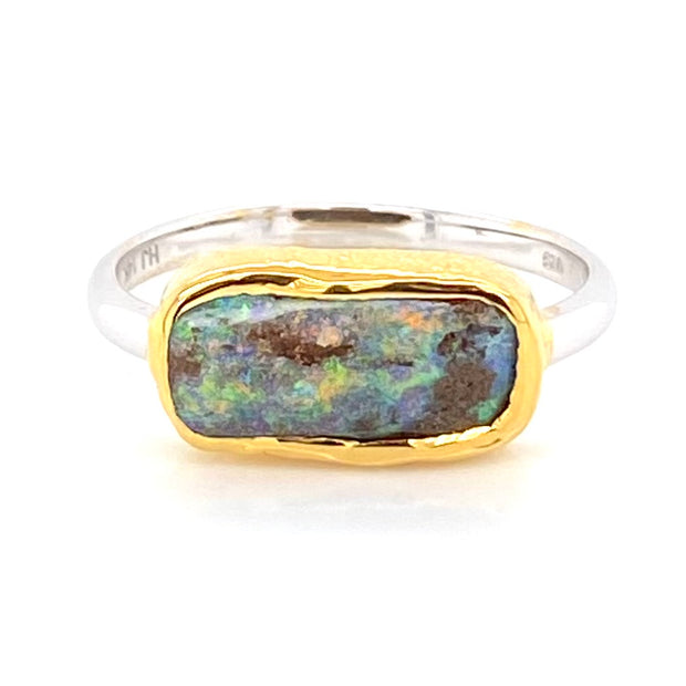 Ring med ægte solid boulder opal fra Australien indfattet i 14 karat guld med sterling sølv bånd.