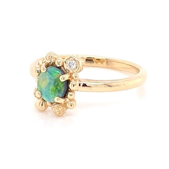 Ring lavet i 14 karat guld med en solid opal fra Australien og en 0.02 Ct. brilliant på siden. Kommer med certifikat