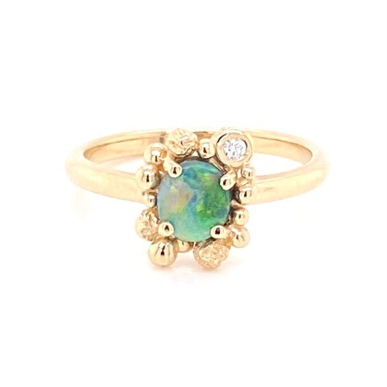Ring lavet i 14 karat guld med en solid opal fra Australien og en 0.02 Ct. brilliant på siden. Kommer med certifikat